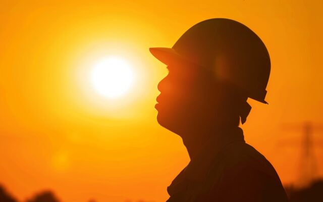 ravailleur en extérieur sous un soleil de plomb, illustration des droits des salariés face à la canicule de l'été 2026