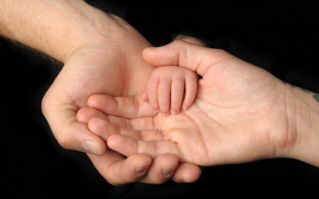 Parent tenant un nouveau-né illustrant le nouveau congé supplémentaire de naissance