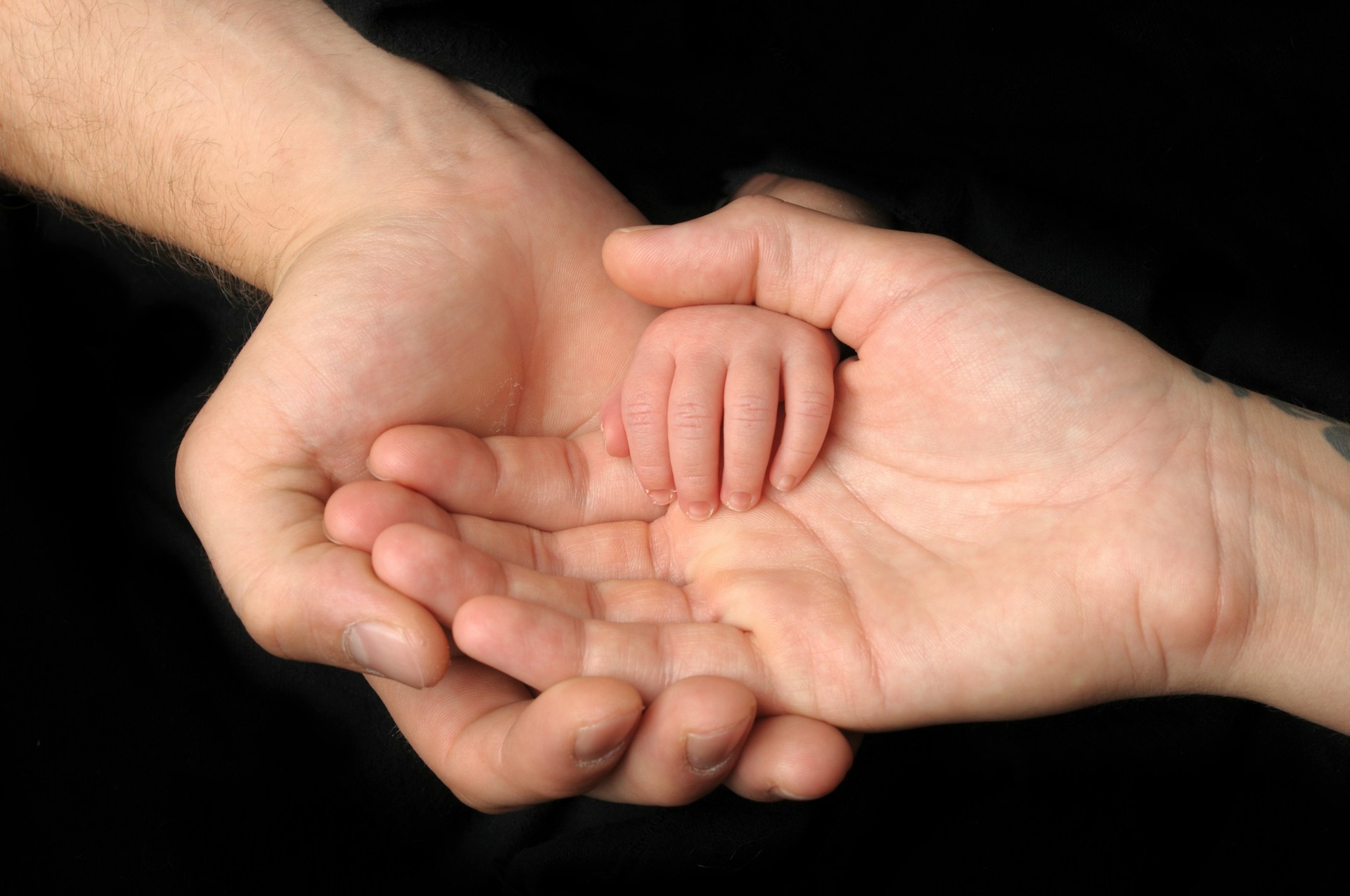 Parent tenant un nouveau-né illustrant le nouveau congé supplémentaire de naissance