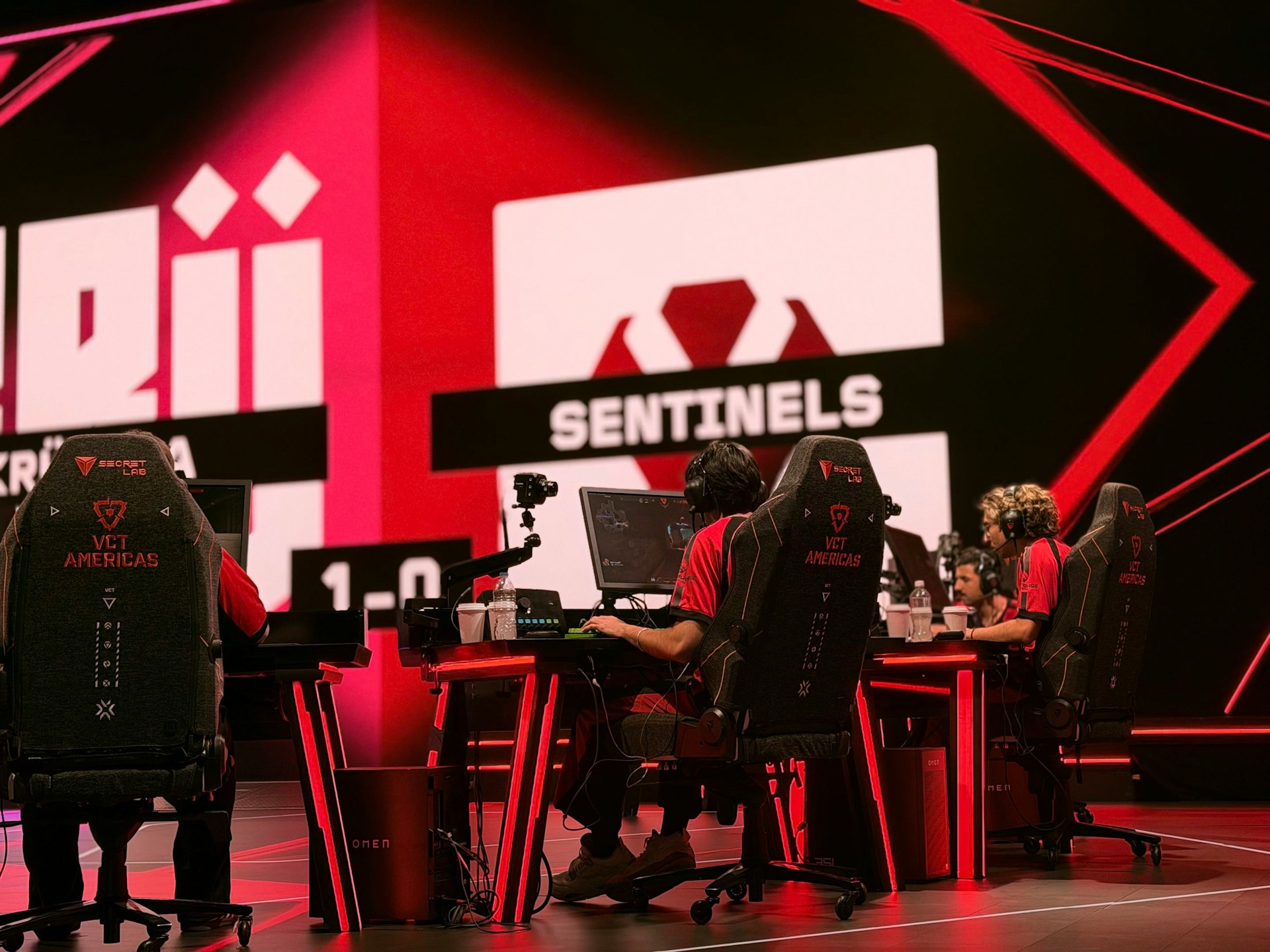 Stade rempli pour une compétition esport illustrant l'engouement français pour le gaming compétitif