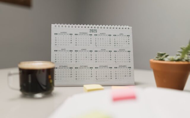 Calendrier et agenda posés sur un bureau, illustration de l'optimisation des jours fériés et ponts de l'année 2027.