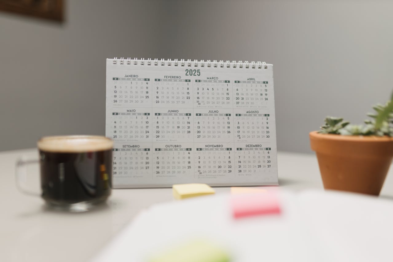 Calendrier et agenda posés sur un bureau, illustration de l'optimisation des jours fériés et ponts de l'année 2027.