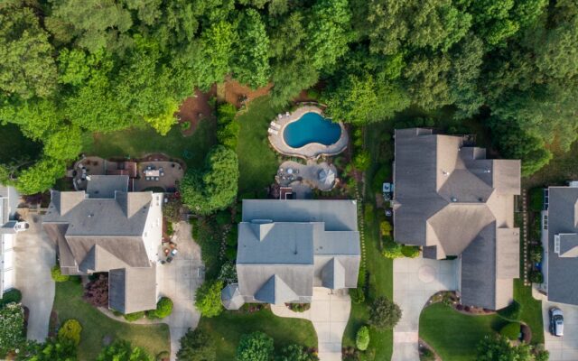 Vue aérienne de maisons avec piscines, illustration de la détection des bassins non déclarés par l'IA du fisc.