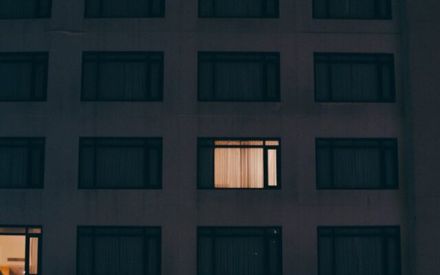 Façade d'immeuble la nuit, illustration des règles sur le tapage nocturne et les nuisances de voisinage en France.