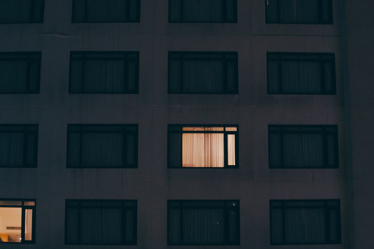 Façade d'immeuble la nuit, illustration des règles sur le tapage nocturne et les nuisances de voisinage en France.
