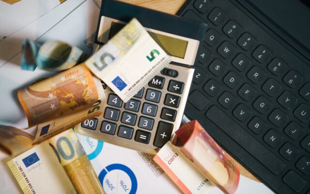 Calculatrice et stylo sur document financier illustrant les nouveaux taux des livrets d'épargne réglementée