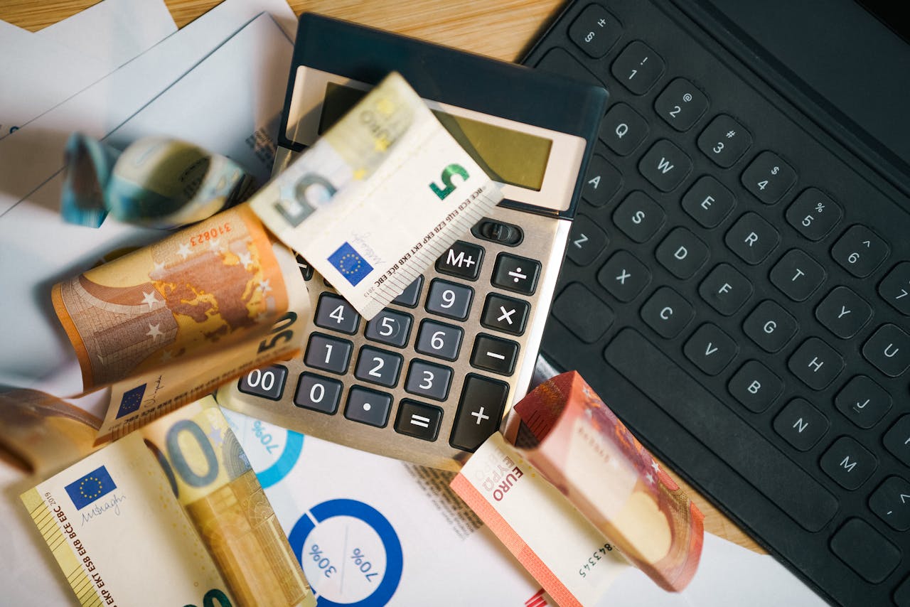 Calculatrice et stylo sur document financier illustrant les nouveaux taux des livrets d'épargne réglementée