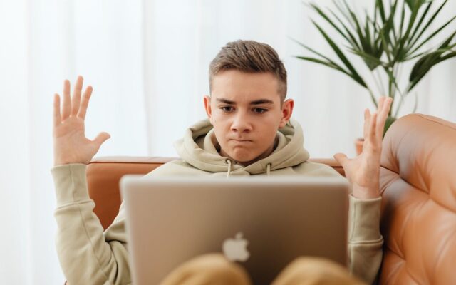 Personne résiliant un abonnement en ligne sur un ordinateur portable, illustration du droit à la résiliation en trois clics.