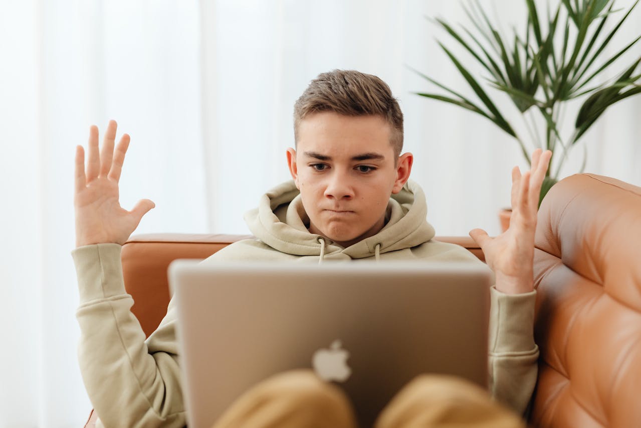 Personne résiliant un abonnement en ligne sur un ordinateur portable, illustration du droit à la résiliation en trois clics.