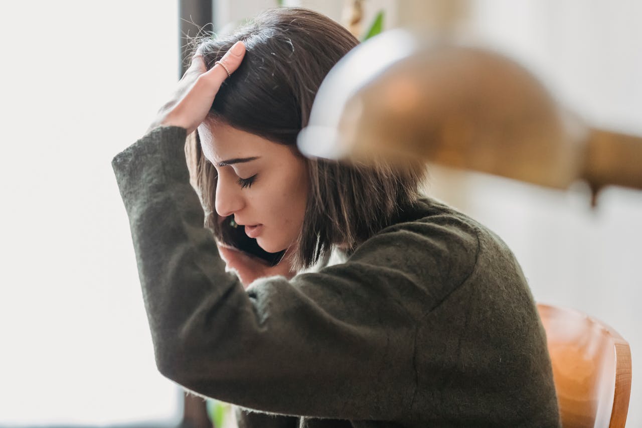 Personne inquiète au téléphone, illustration de l'arnaque au faux conseiller bancaire et des droits au remboursement.