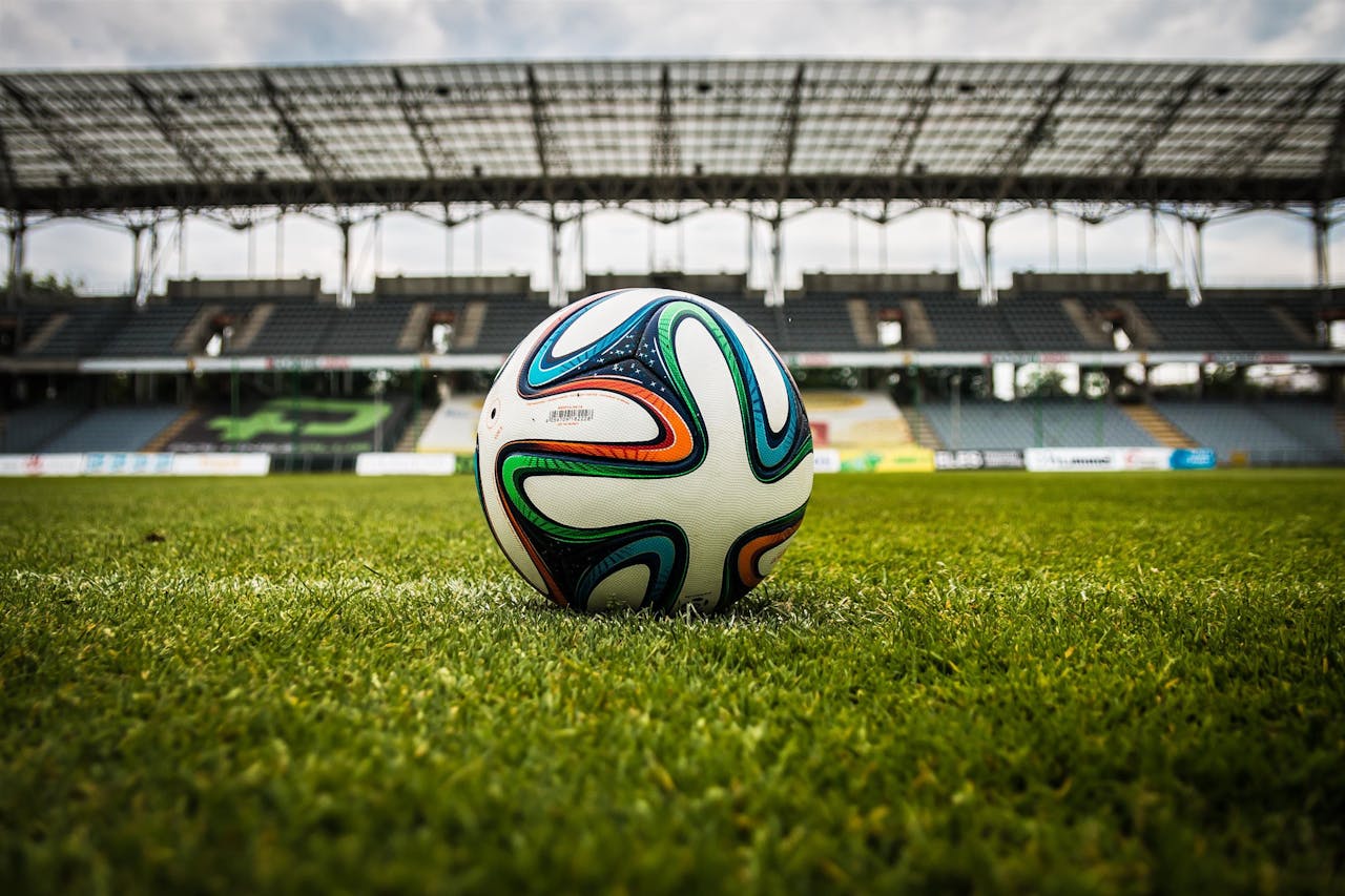 Ballon de football sur pelouse de stade illustrant la Coupe du Monde 2026