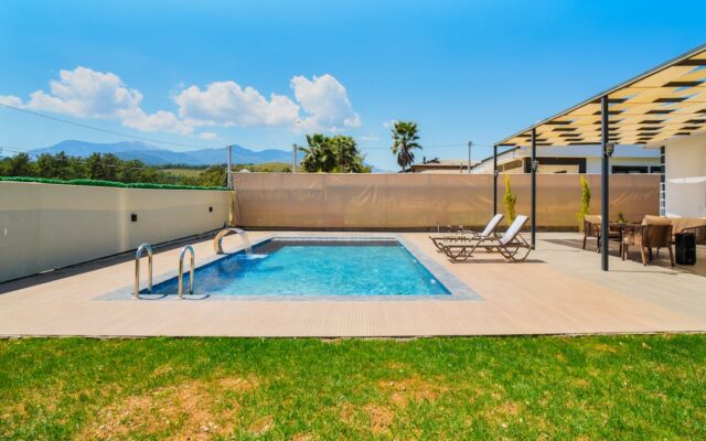 Piscine privée sécurisée dans un jardin, illustration des obligations légales des propriétaires en France.