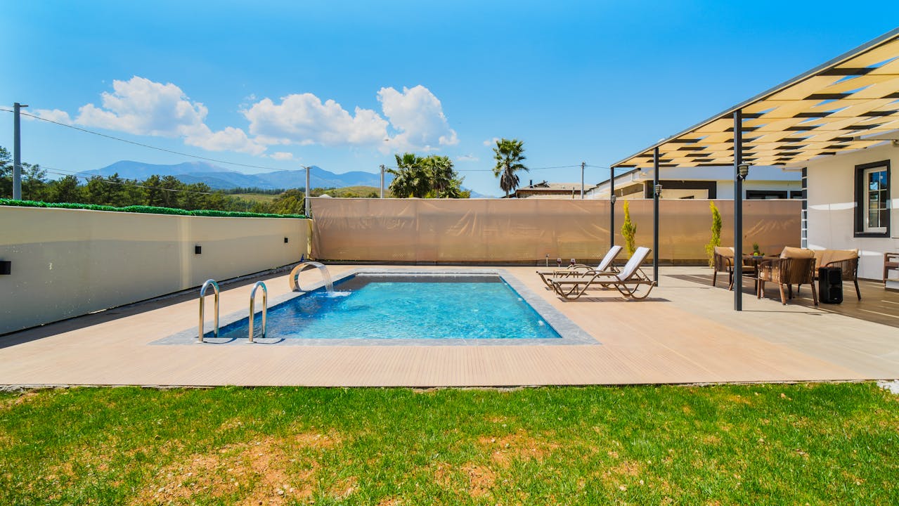 Piscine privée sécurisée dans un jardin, illustration des obligations légales des propriétaires en France.